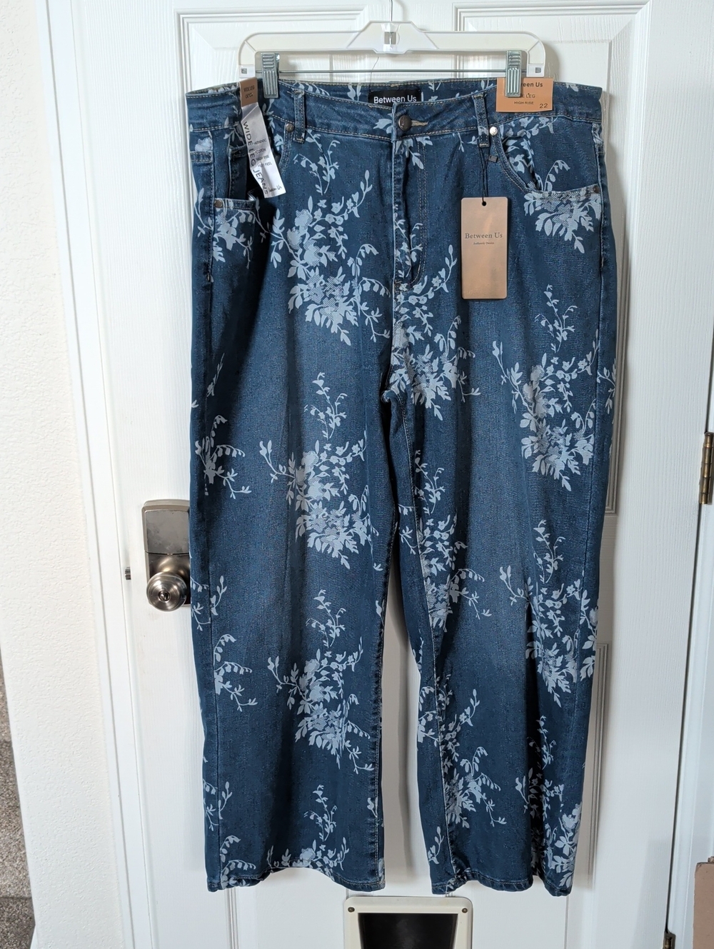 Between Us Women's Blue Floral Straight-Leg Jeans